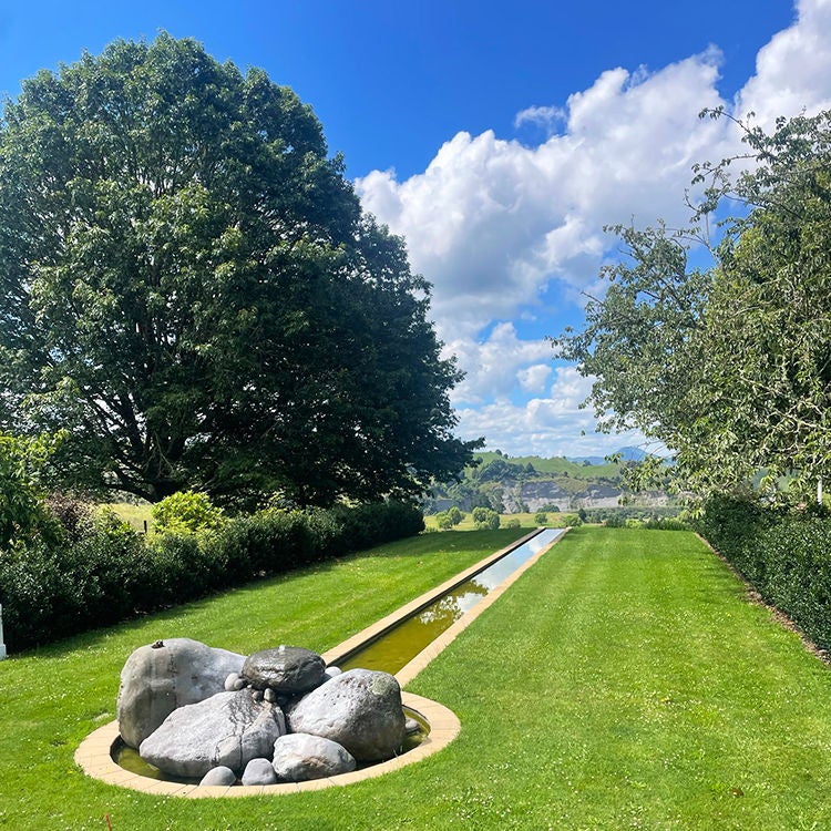 The lovely garden at Omaka Lodge in Taumarunui.
