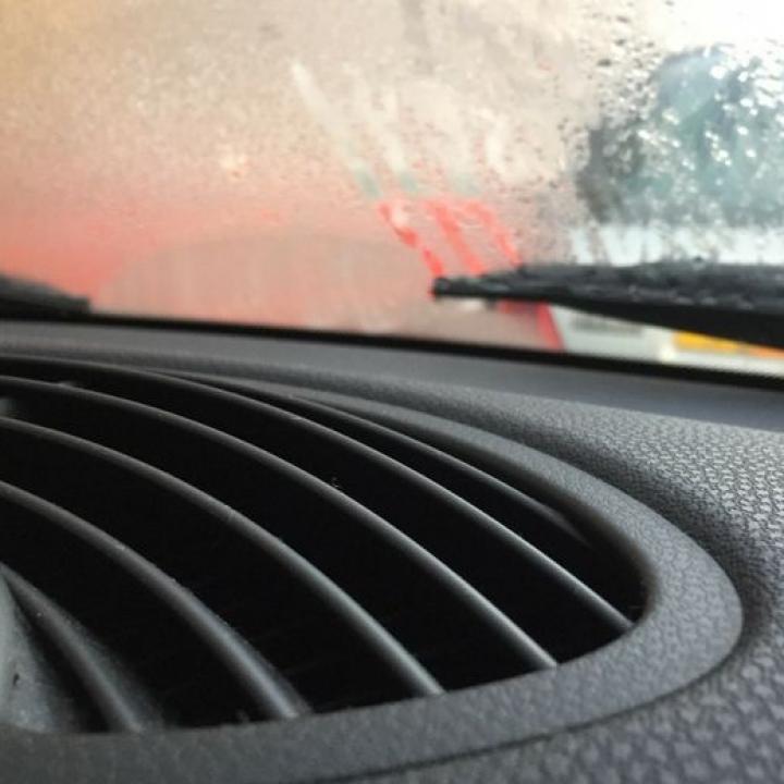 What's the best way to clear a foggy windscreen?