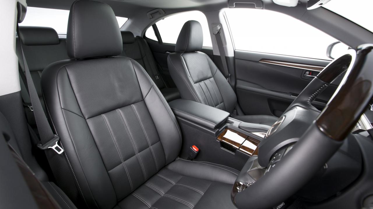 ES 300h Titanium Interior view of driver and front passenger seats 