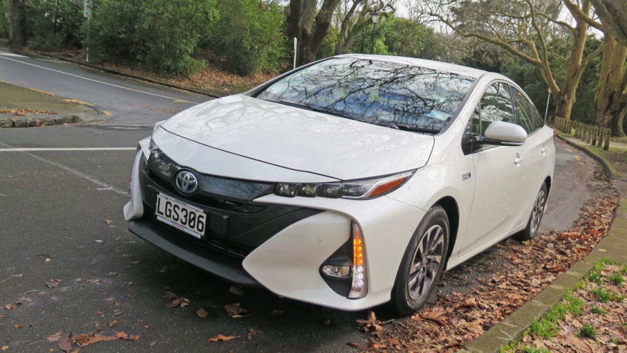 Toyota Prius 2018 Car Review