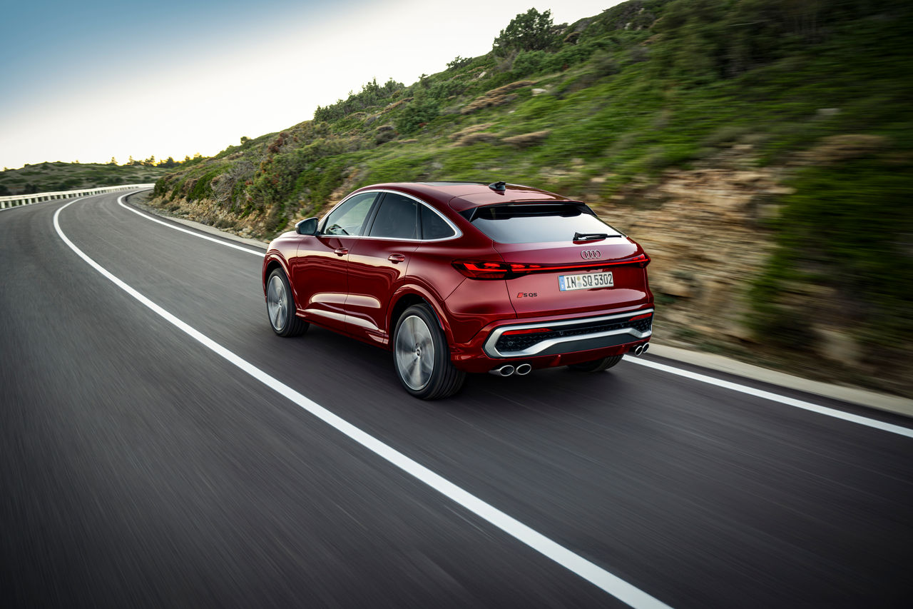 Dynamic photo,
Colour: Grenadine red metallic