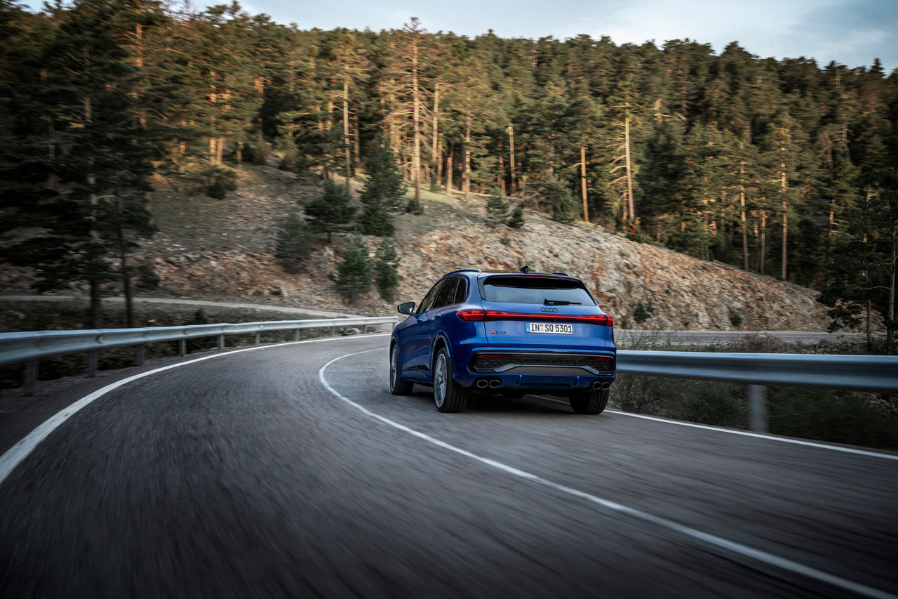 Dynamic photo, 
Colour: Ultra blue metallic
