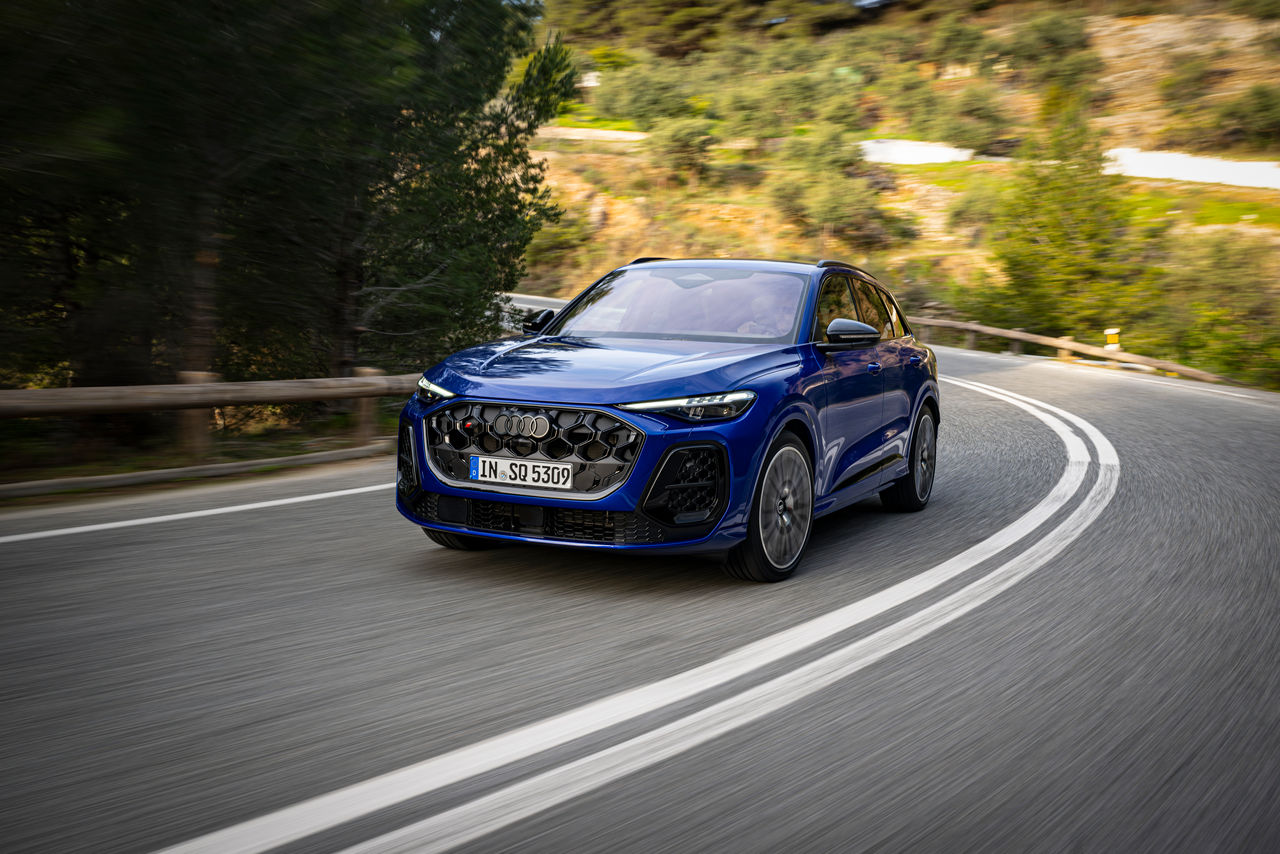 Dynamic photo,
Colour: Ultra blue metallic