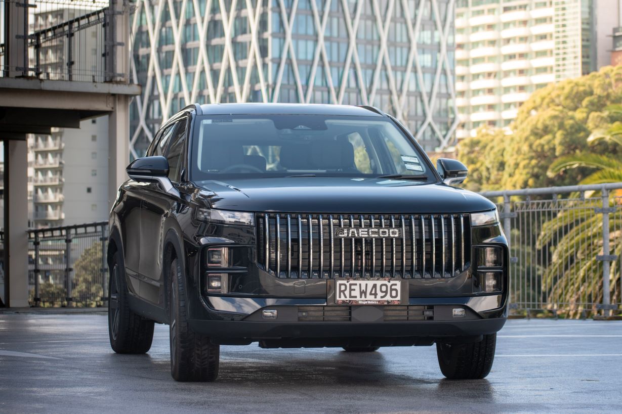 Jaecoo J7 (3) front on view