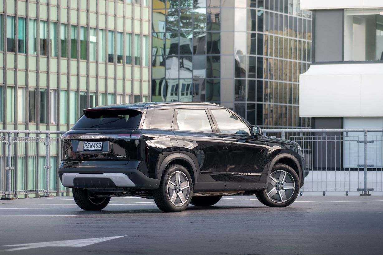 Jaecoo J7 (2) rear quarter view