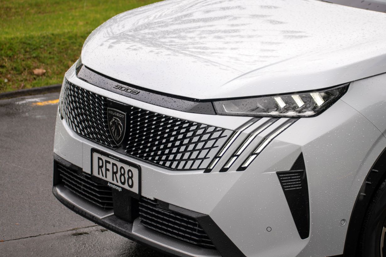 5008 GT (6) front bumper detail view