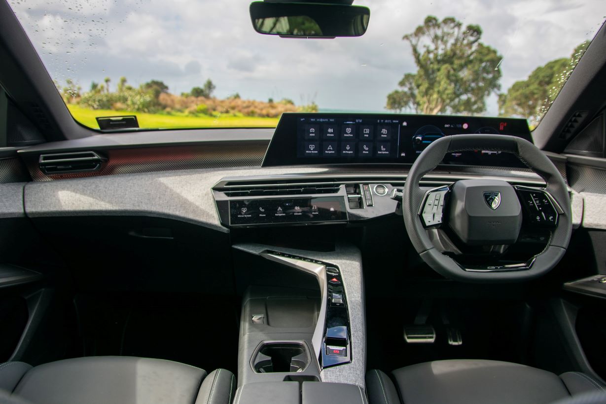 5008 GT (7) front seat view out windscreen
