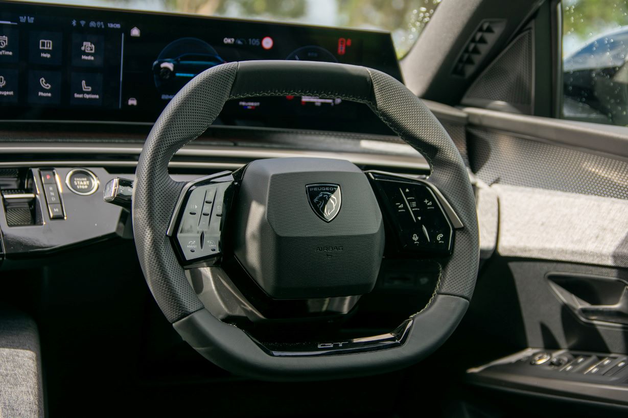 5008 GT (8) steering wheel