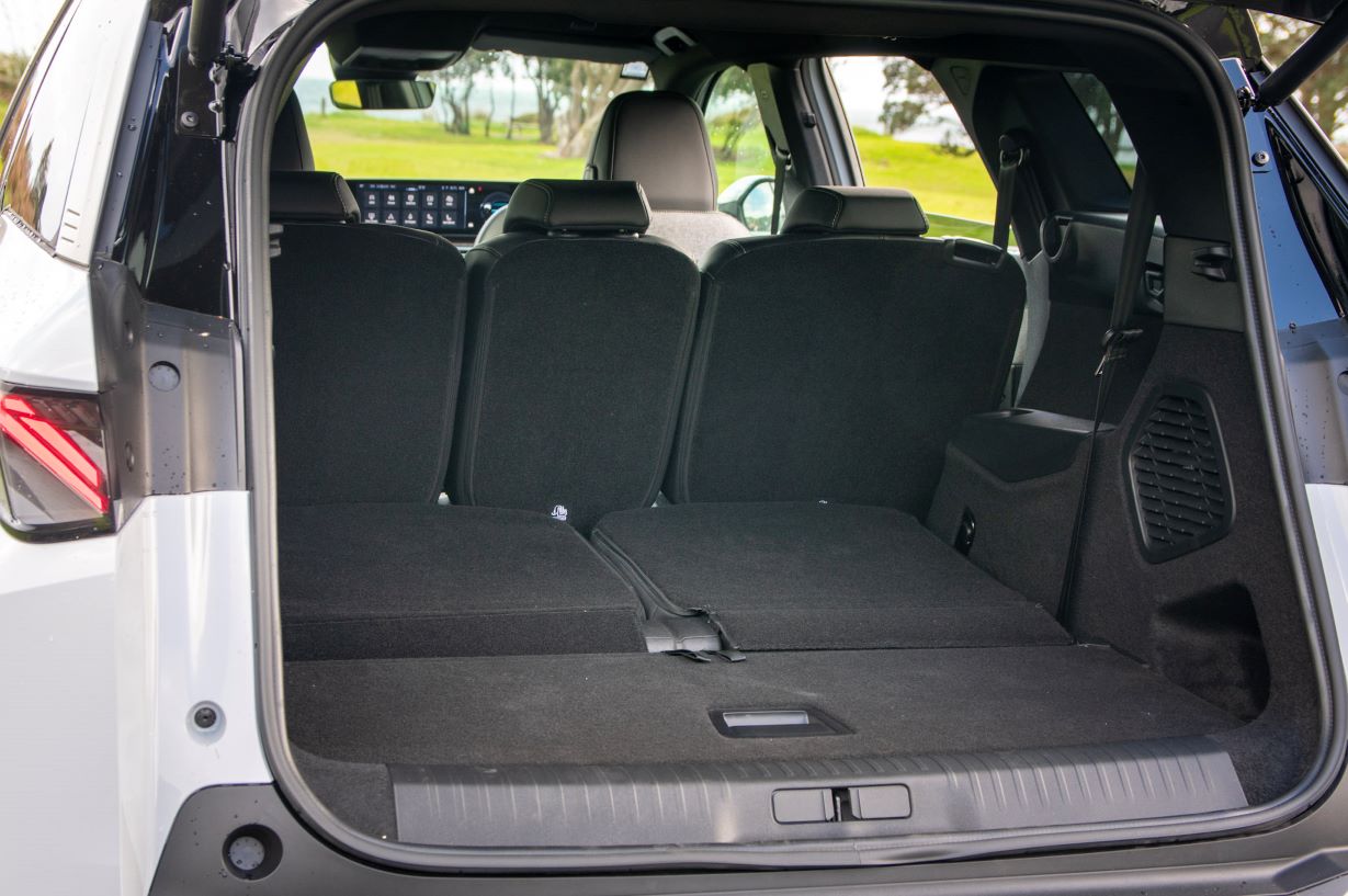5008 GT (20) boot with rear seats down