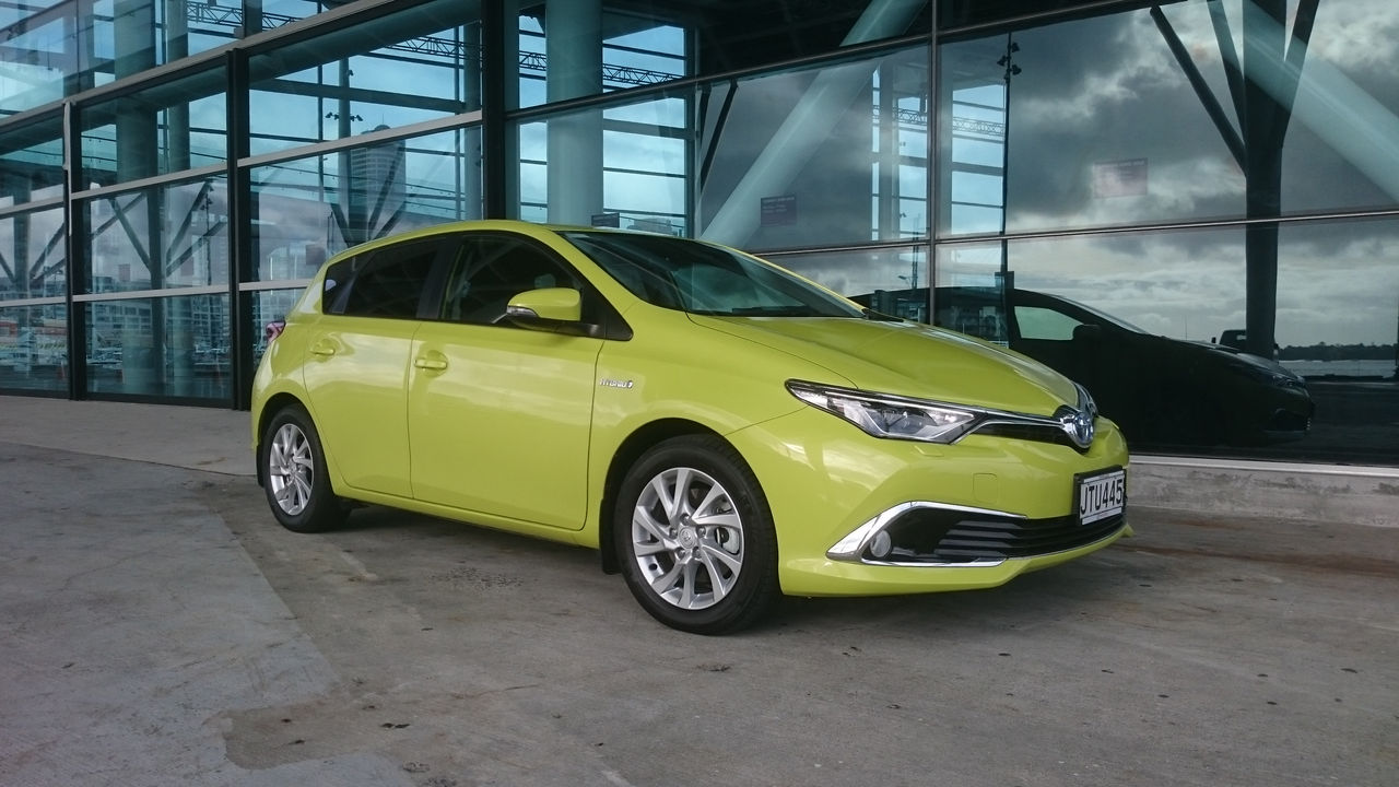 Toyota Corolla Hybrid 2016