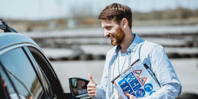 A man smiling, promoting the I-Endorsement on your driver’s license to become a driving instructor.