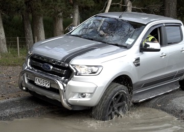 4x4 driving off road