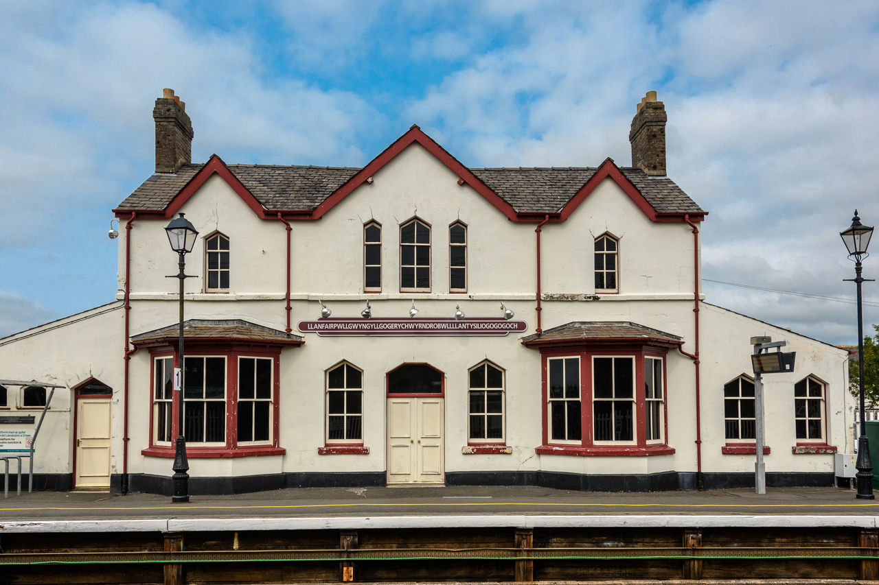 Llanfairpwllgwyngyllgogerychwyrndrobwllllantysiliogogogoch, Wales
