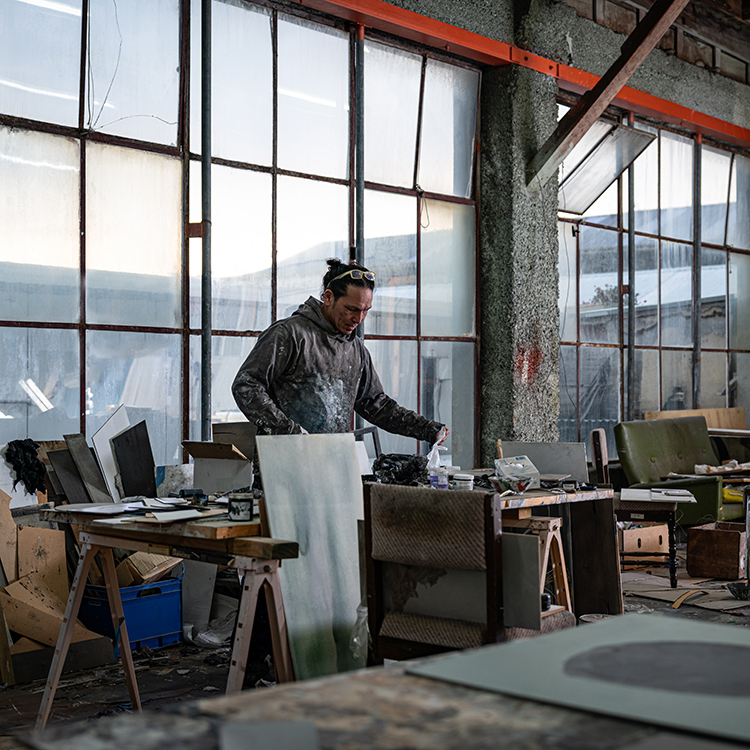  Surfer and artist, Simon Kaan's work is influenced by the ocean. Photo by Nick Beadle.