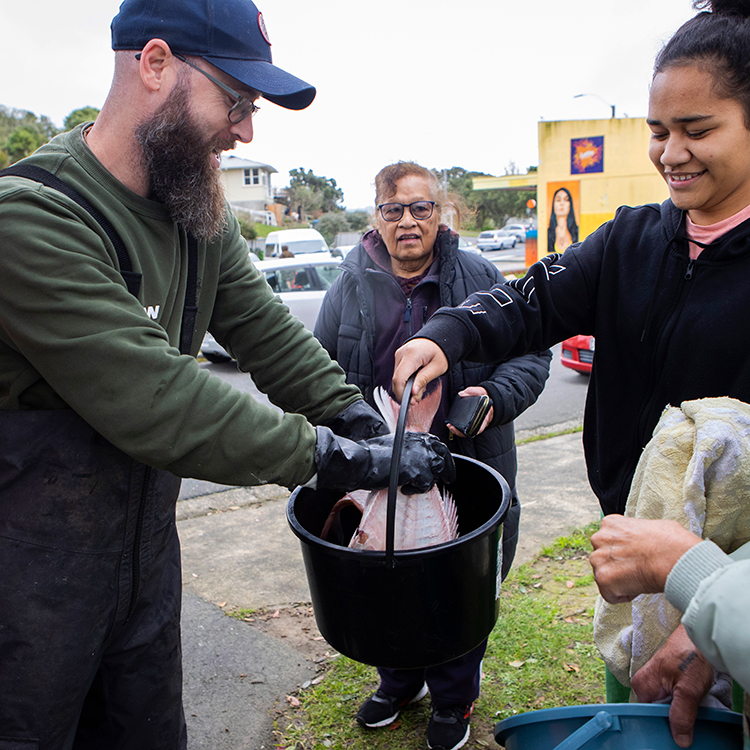  Chris Jupp hands out snapper frames in the Wellington community. Photo by Nicola Edmonds.