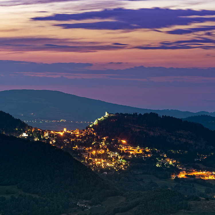  The village of Sestola at night, overlooked by its fortress. Photo by Roberto Leoni.