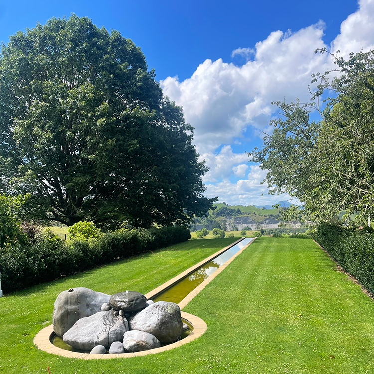 The lovely garden at Omaka Lodge in Taumarunui.