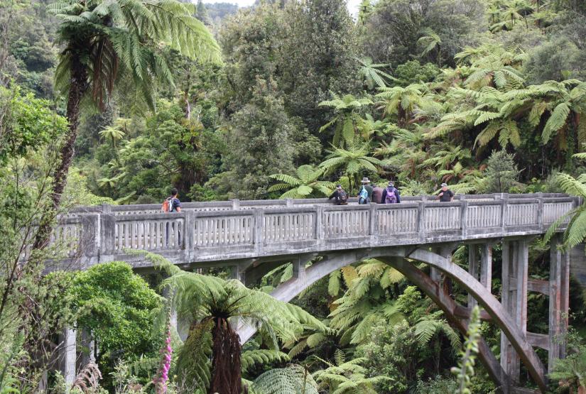 Whanganui Bridge to nowhere 7237193108 f4b18478f0 o