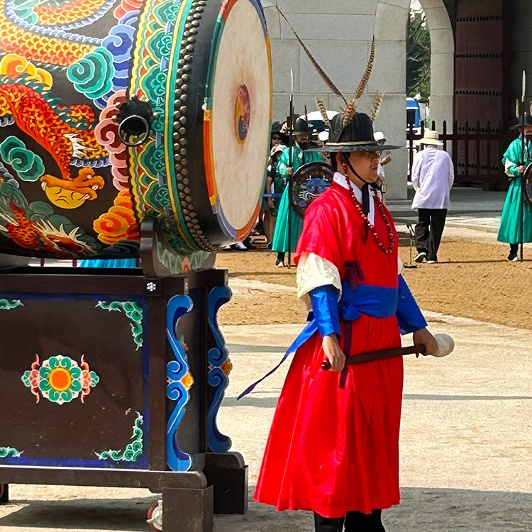Changing of the guards at Seoul’s Gyeongbokgung Palace is an absolute must-do for tourists.